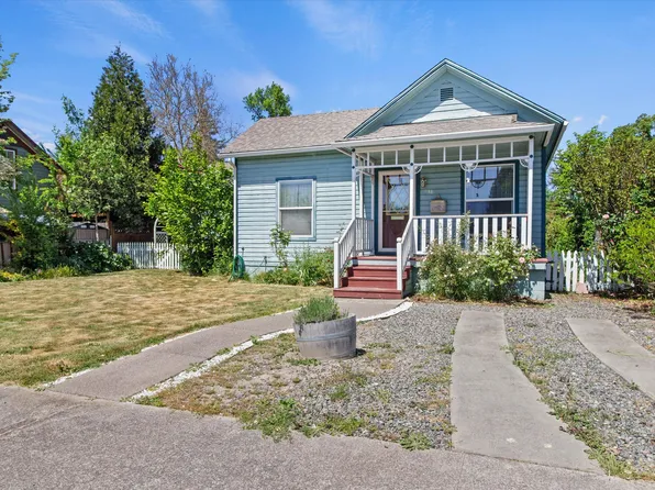 718 SW J St, Grants Pass, OR 97526