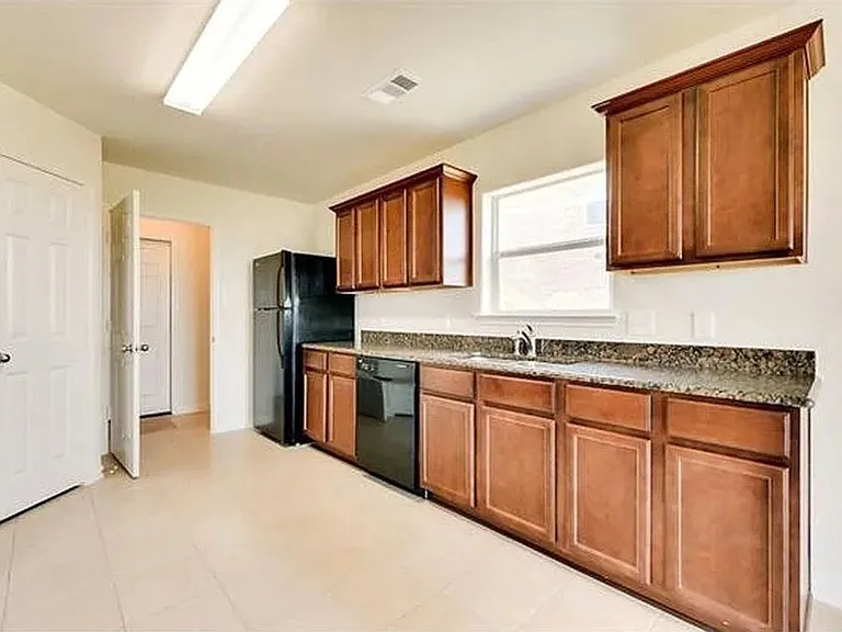 1323 Chapman Dr — Photo 10