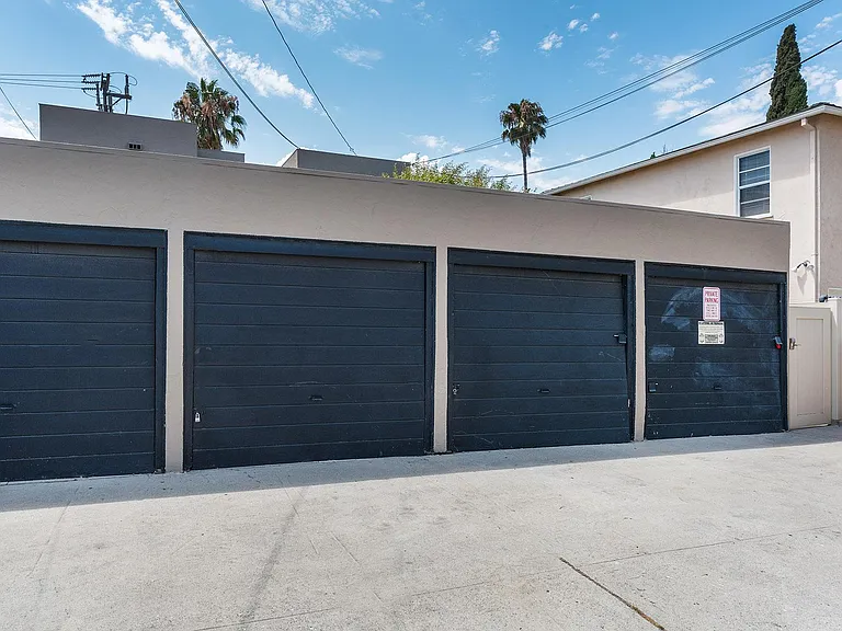 1136 Bennett Ave — Photo 23