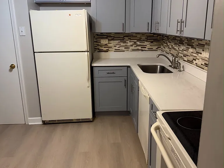 2403 S Goebbert Rd — Photo 6