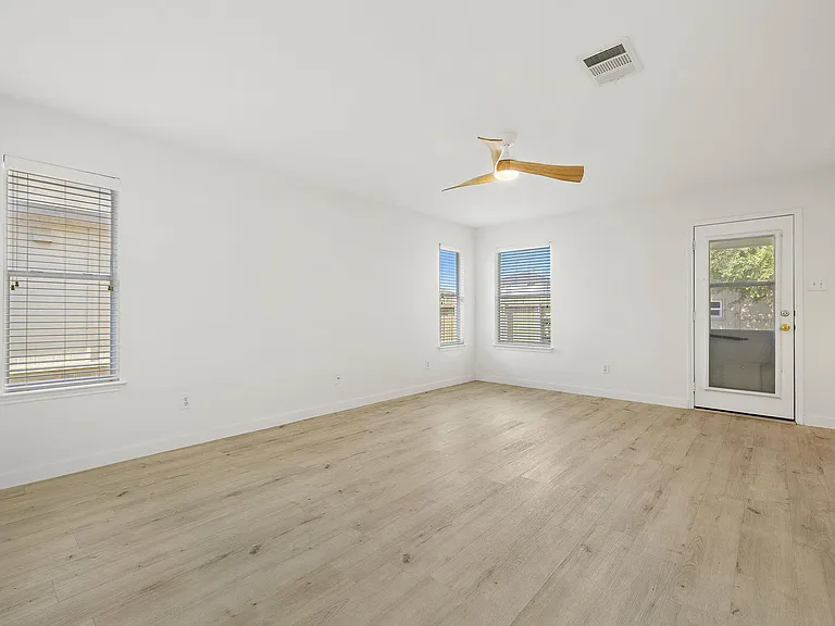218 Altamont St — Photo 10