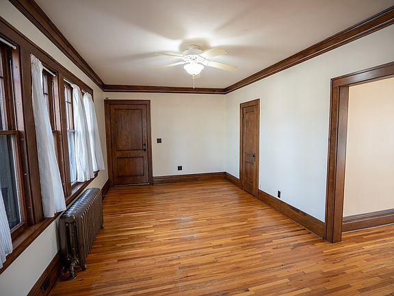 3rd image of 707 W 44th St APT 1