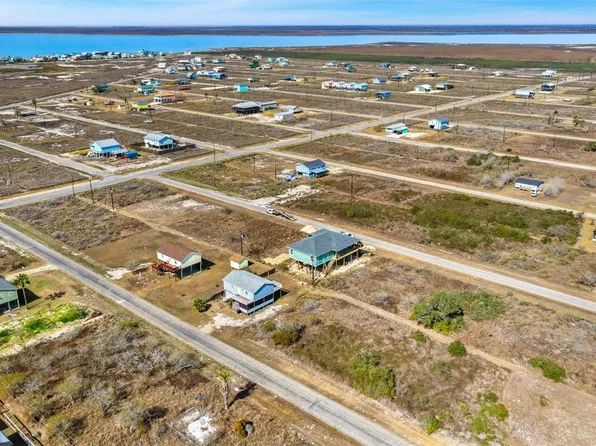 115 W Shady Oak Ln, Rockport, TX 78382