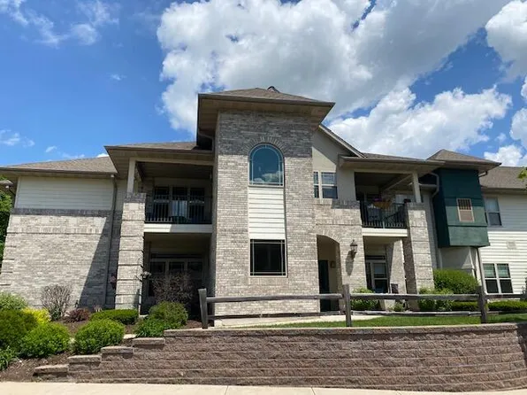 470 N Silverbrook Dr Unit 102, West Bend, WI 53090