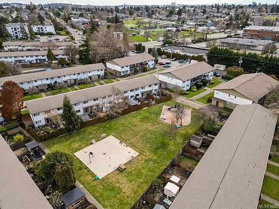 2nd image of 3596 Tillicum Rd