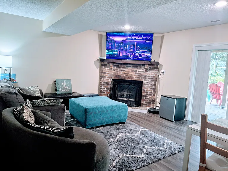 912 S Carleton Ct — Photo 6