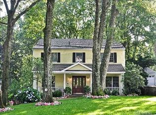 101 Summit Rd, Port Washington, NY 11050