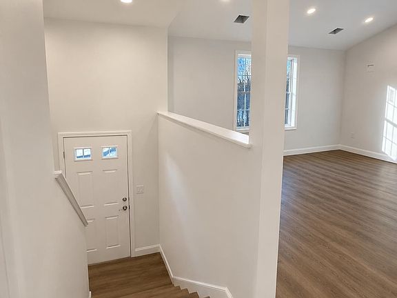 5th image of 18 Valley Road