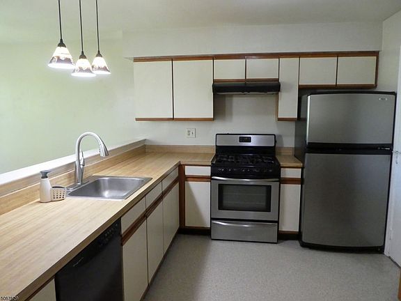 2nd image of 106 Stonehedge Ct