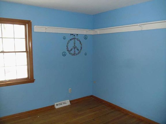 2nd image of 246 Parkview Dr