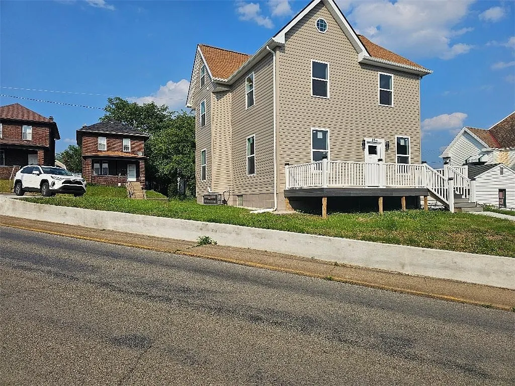 454 Harmony Ave photo 1