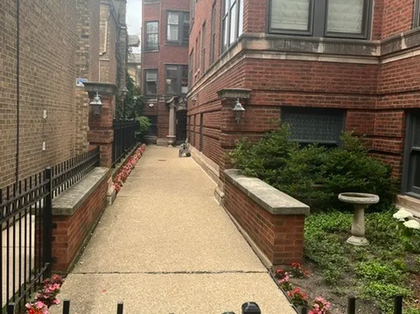 3556 N Pine Grove Ave APT 2, Chicago, IL 60657