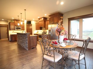 410 Robinwood Dr, Robins, IA 52328