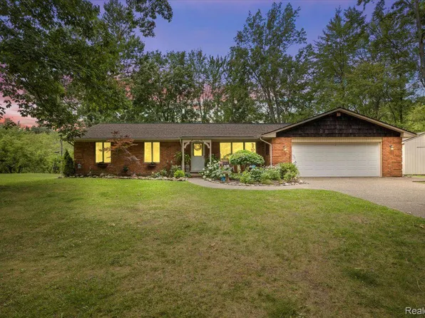 422 Pingree Cir, Waterford, MI 48327