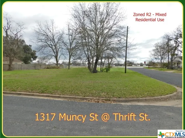 1317 Muncy St, El Campo, TX 77437