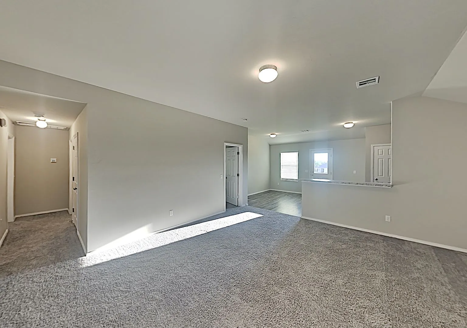 Spacious 3 Bedroom 2 Bath Home in Mustang Schools — Photo 4