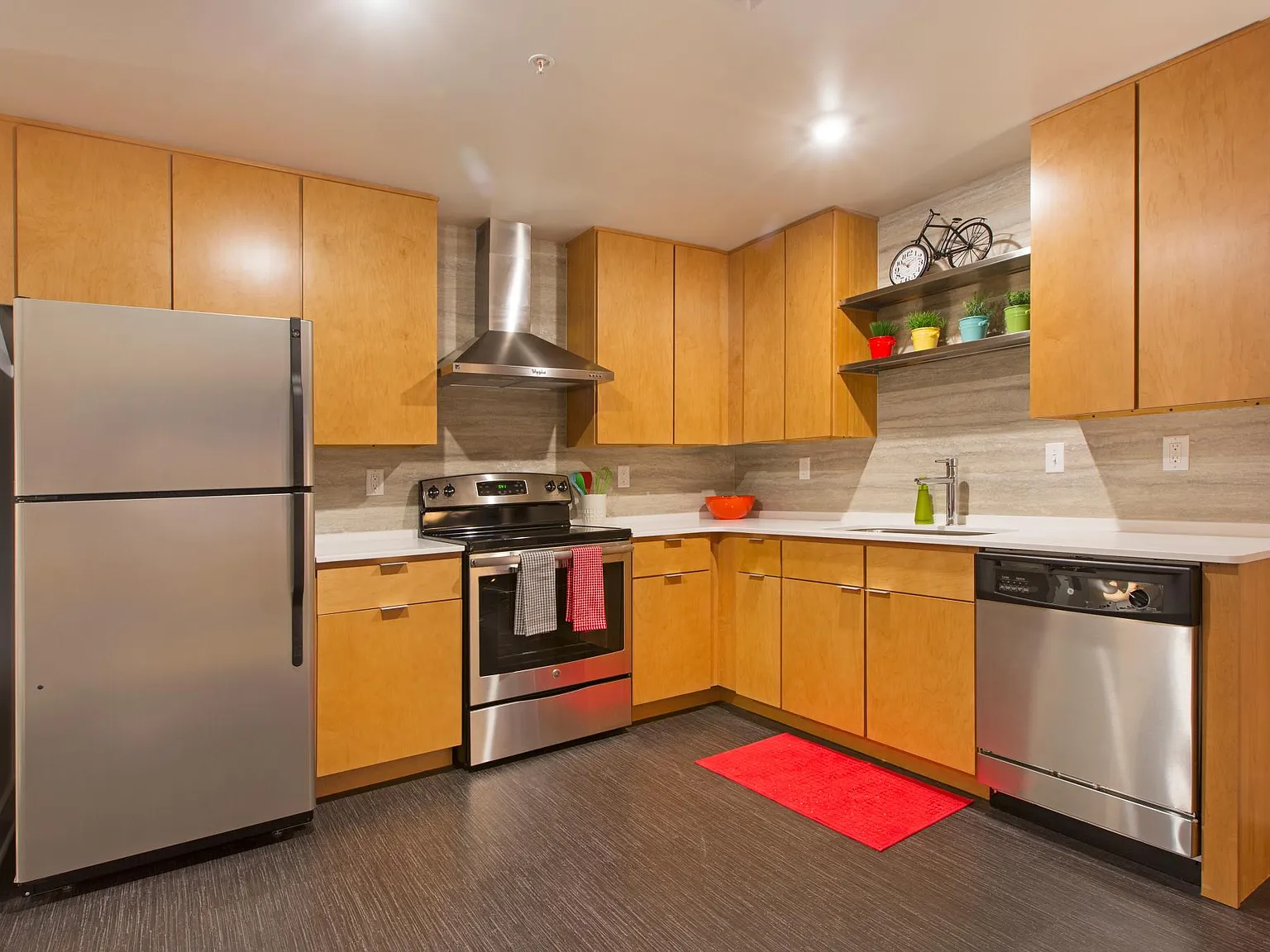 240 Ionia Avenue Apartments — Photo 3