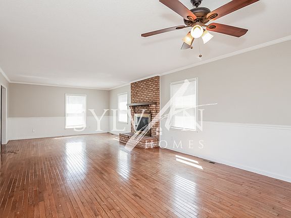 3rd image of 909 Ramblewood Ln