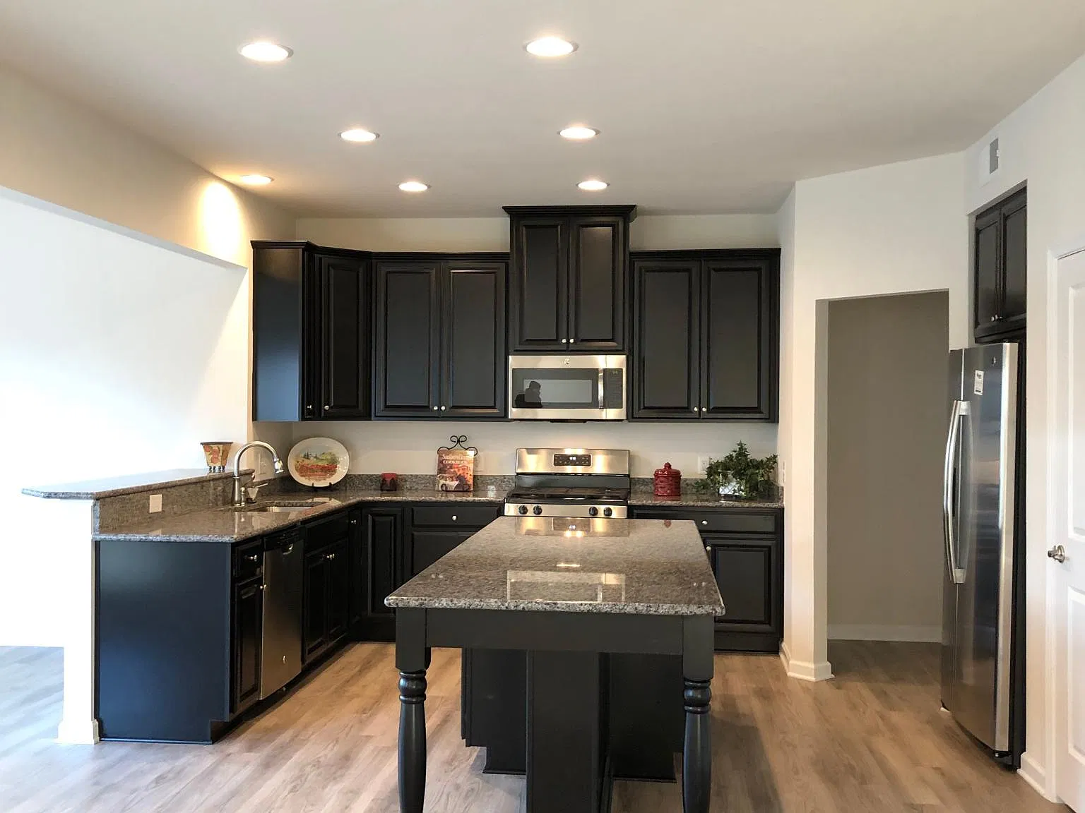 4 bed, 2.5 bath, 2385 sqft, $2,600 — Photo 2