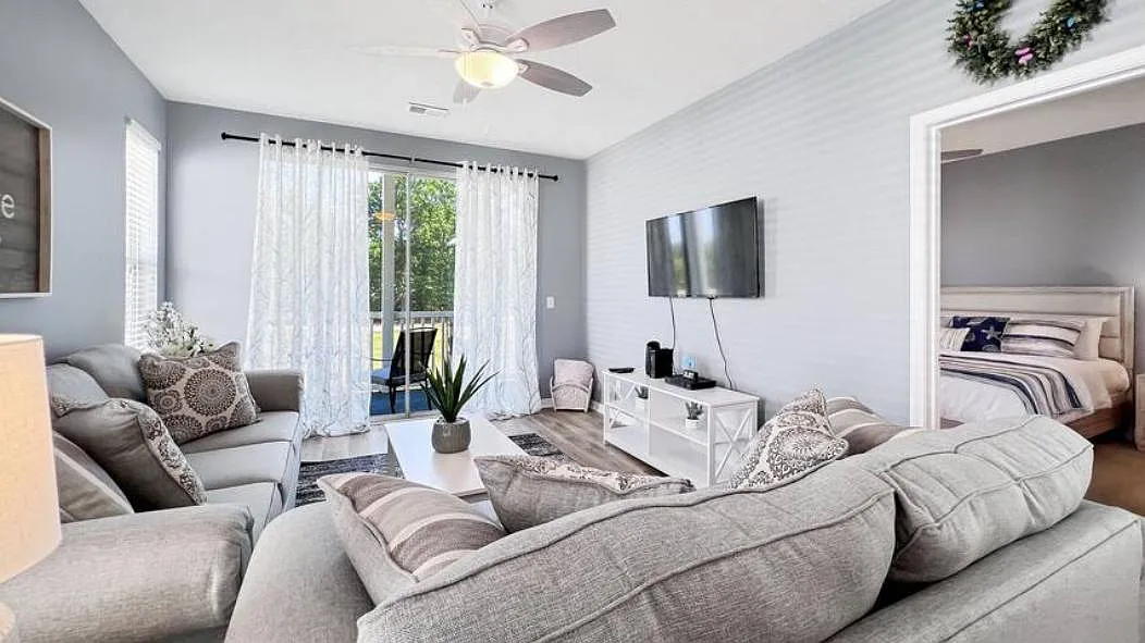 2 bed, 950 sqft, $1,600 — Photo 2