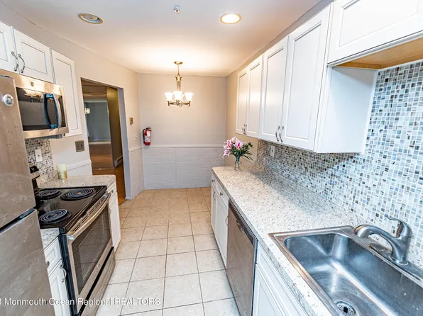 122 Amberly Drive #J, Manalapan, NJ 07726