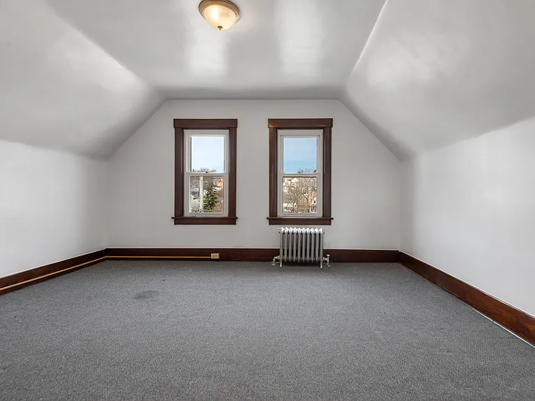 326 Anthony St — Photo 22