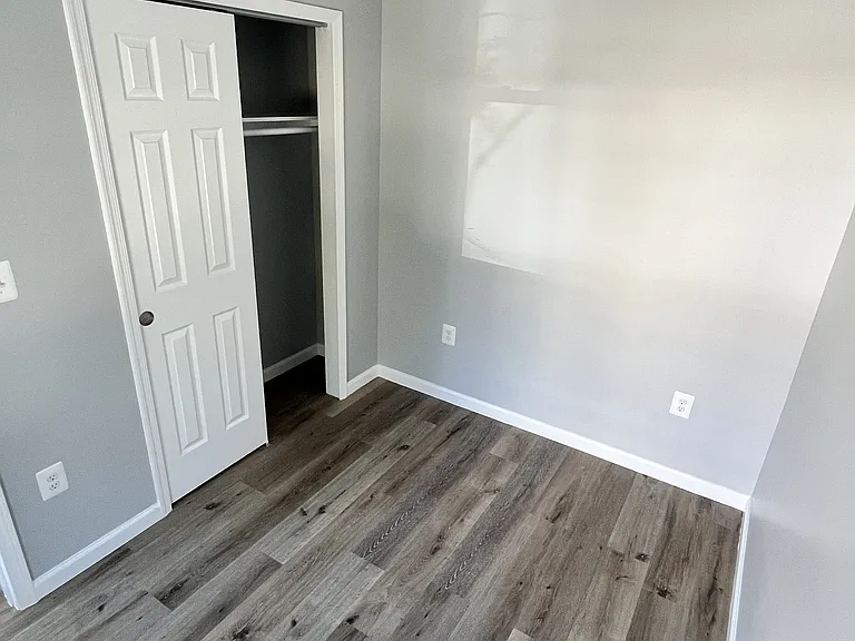 1709 E St NE — Photo 2
