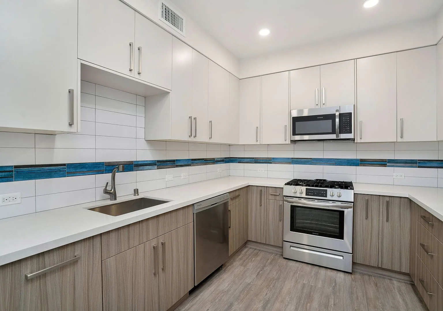 2 bed, 920 sqft, $2,745 — Photo 3