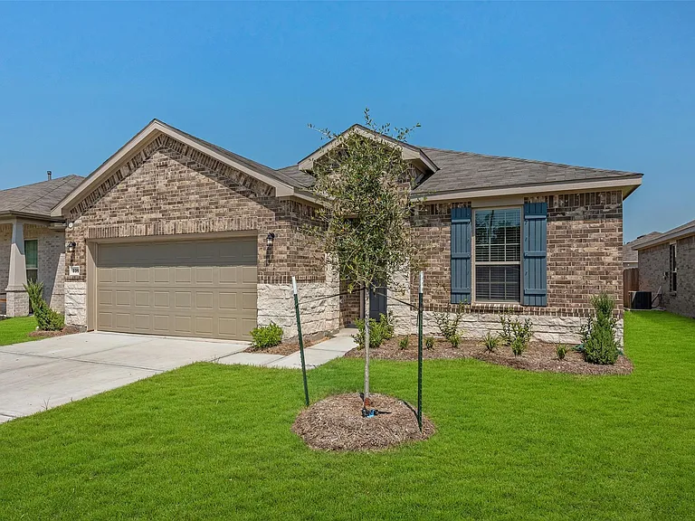 339 Lippizan Dr — Photo 1
