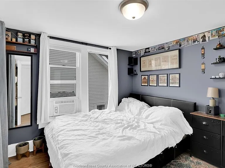 3484 Peter St — Photo 2