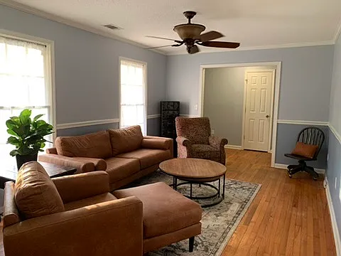 5 bed, 2411 sqft, $750 — Photo 2