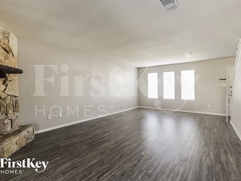 3303 Sycamore Springs Dr — Photo 3