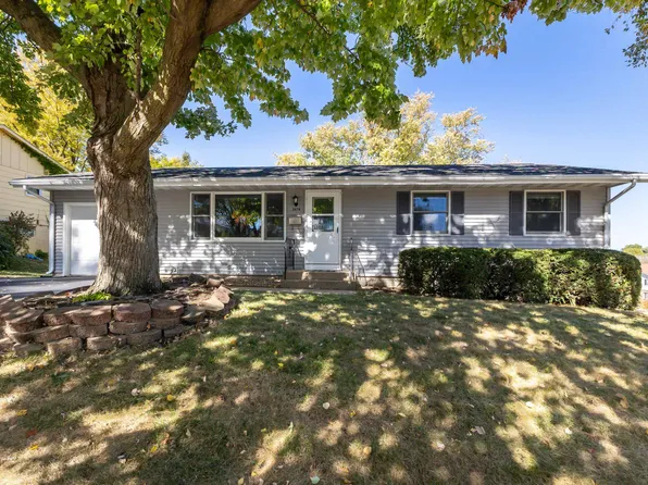 2678 Marywood Dr, Dubuque, IA 52001