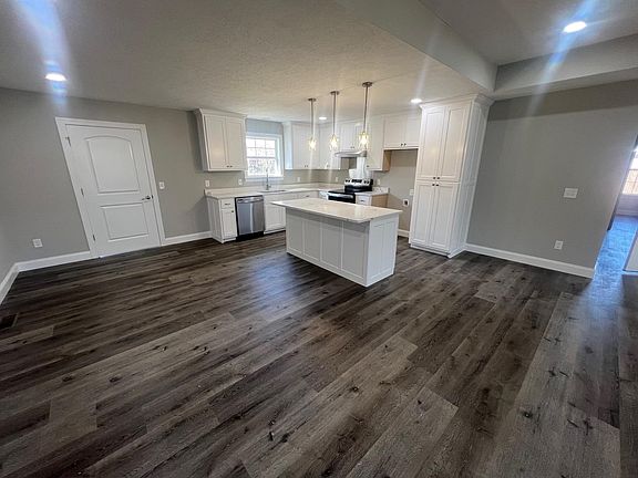 3rd image of 300 Meadowlane Dr
