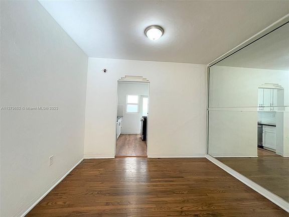 5th image of 955 Bay Dr APT 6