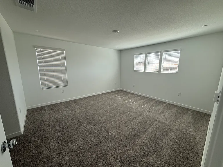 1059 Silverstone Way — Photo 8
