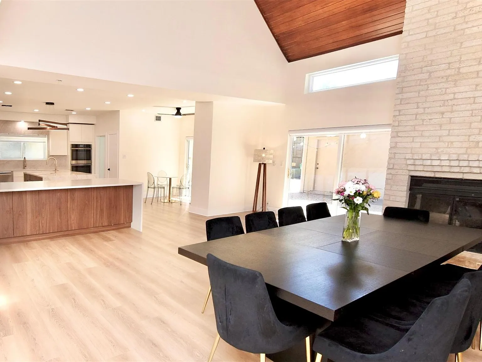 5 bed, 3.5 bath, 3140 sqft, $4,200 — Photo 4