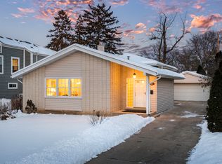 846 N Eagle St, Naperville, IL 60563