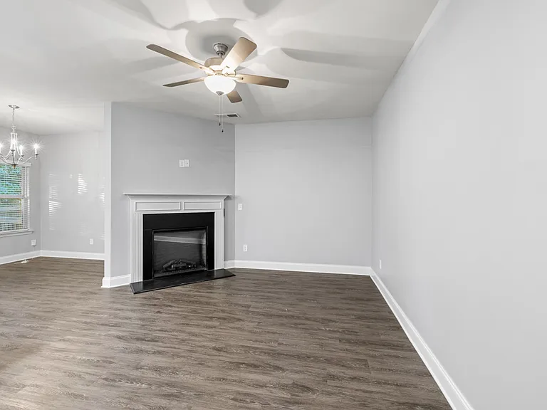 2570 Castellan Dr — Photo 21