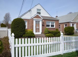 36 Peach Grove Dr, West Hempstead, NY 11552