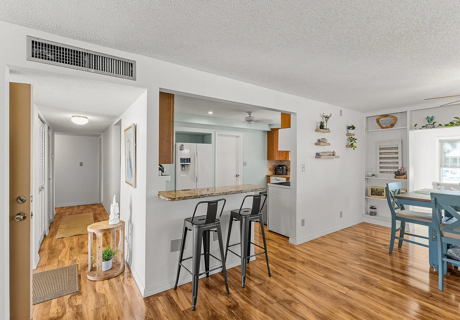 2 bed, 1296 sqft, $2,400 — Photo 4