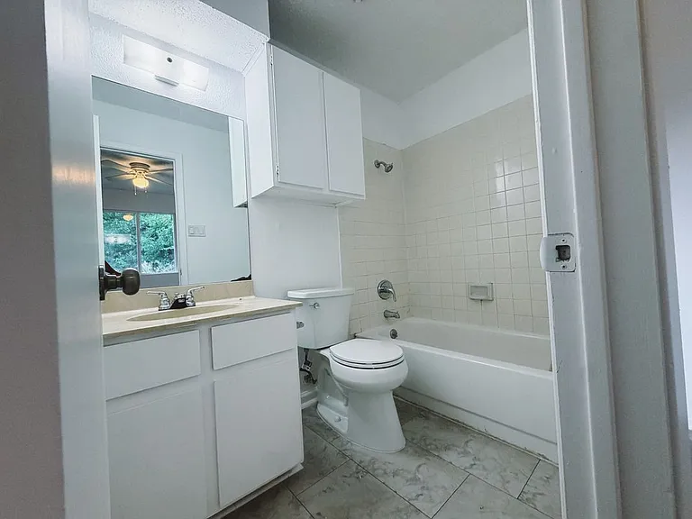 9906 Hundred Oaks Cir #B — Photo 23