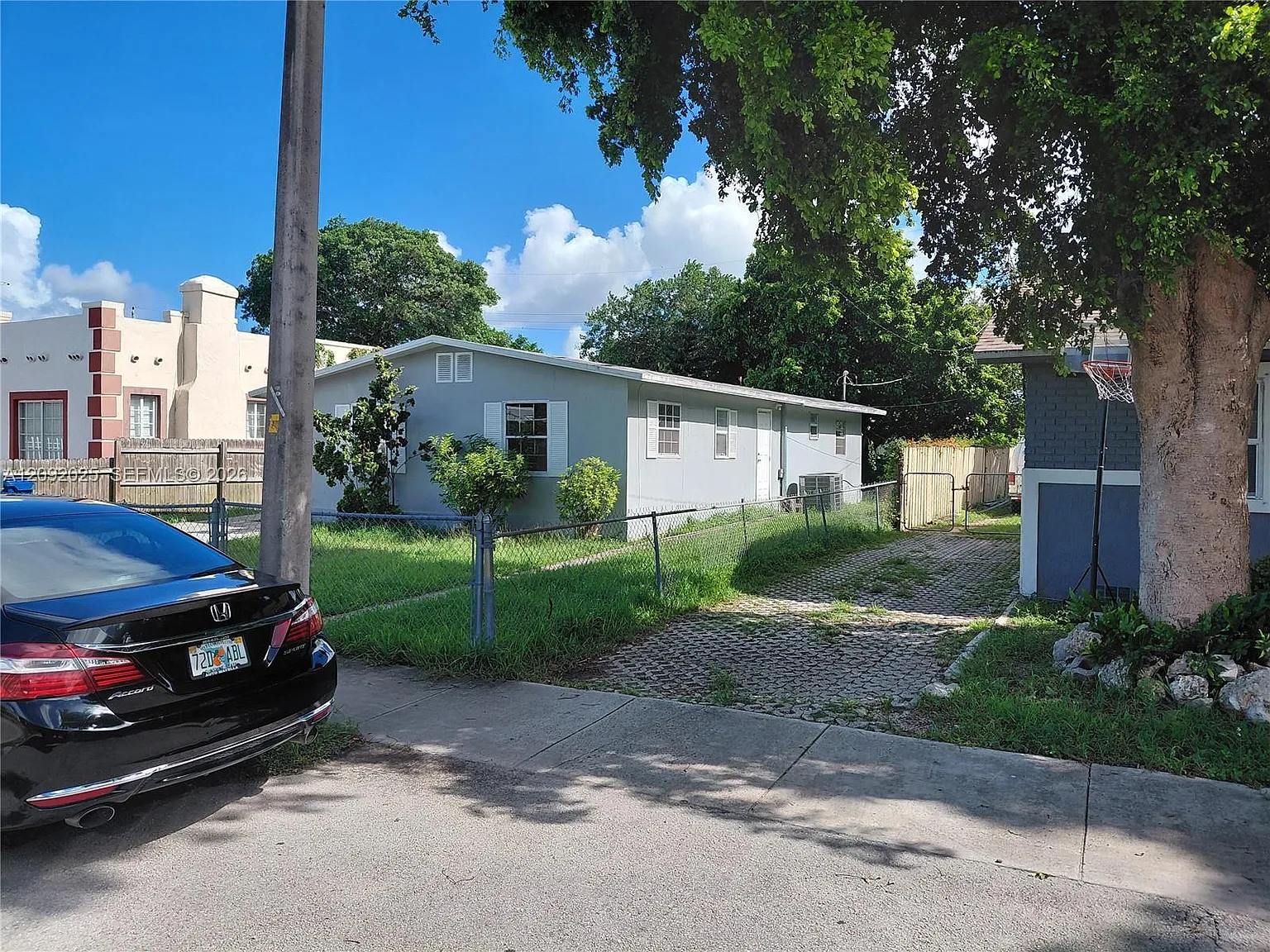 17 Ave Manor — Photo 1