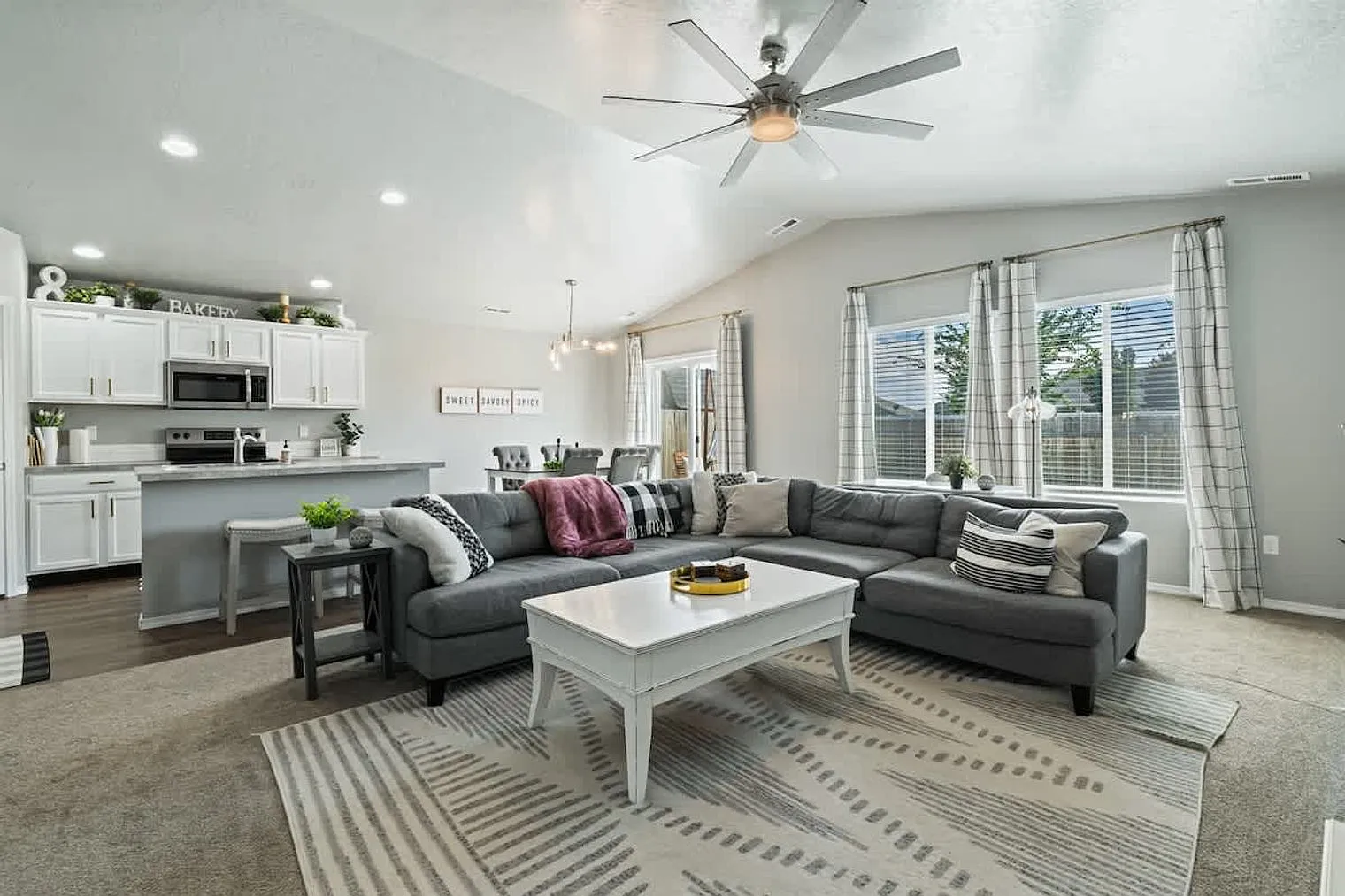 3 bed, 2.0 bath, 1517 sqft, $4,610 — Photo 3