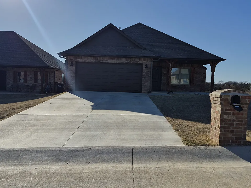 2709 N Cedar Ridge Dr