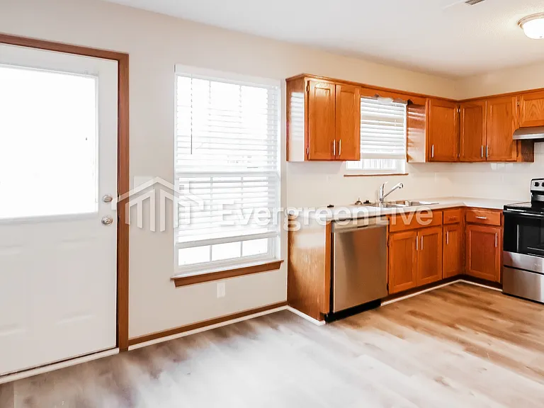 1501 Hawthorne Cir — Photo 8