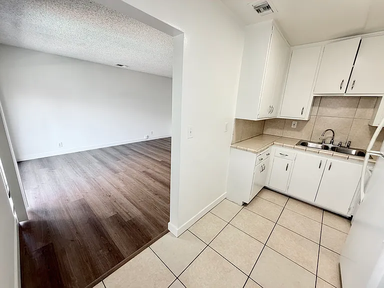 66 S Grand Oaks Ave — Photo 16