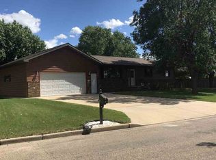 19 Oak Dr, Minot, ND 58701