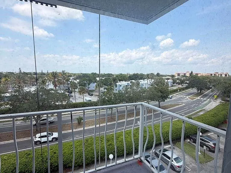 500 Executive Center Dr #5C — Photo 3
