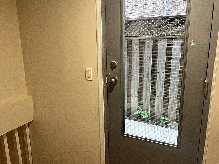 18 Walnut Grove Cres #BASEMENT — Photo 4